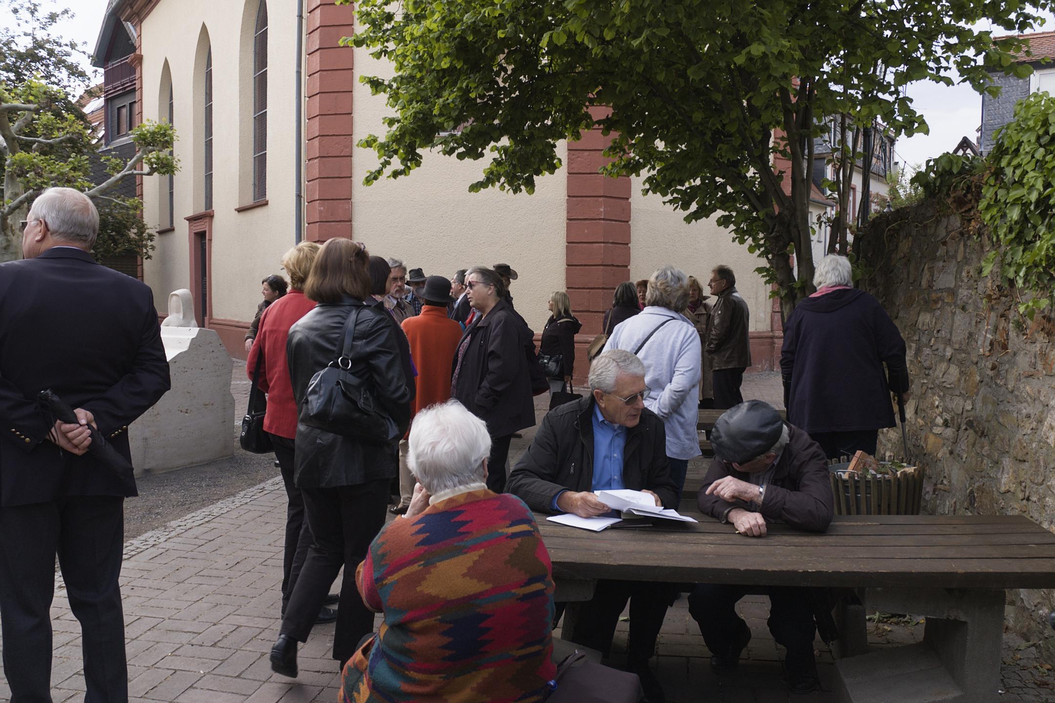 Opferdenkmal Oberursel, Aufstellung der dritten Figur - Gedenkfeier am Denkmal